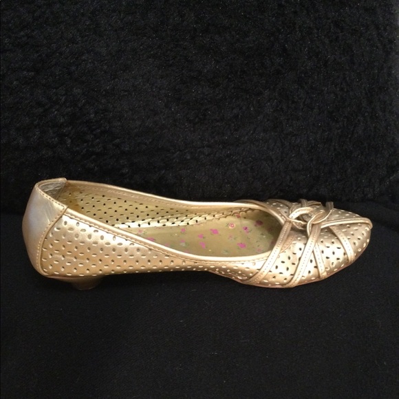 METALLIC GOLD PERFORATED LEATHER FLATS - Picture 3 of 5